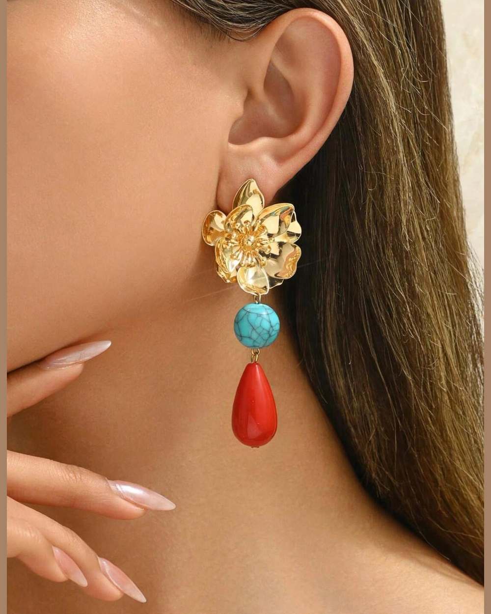 Zarcillo de flor dorada con piedra turquesa y gota roja