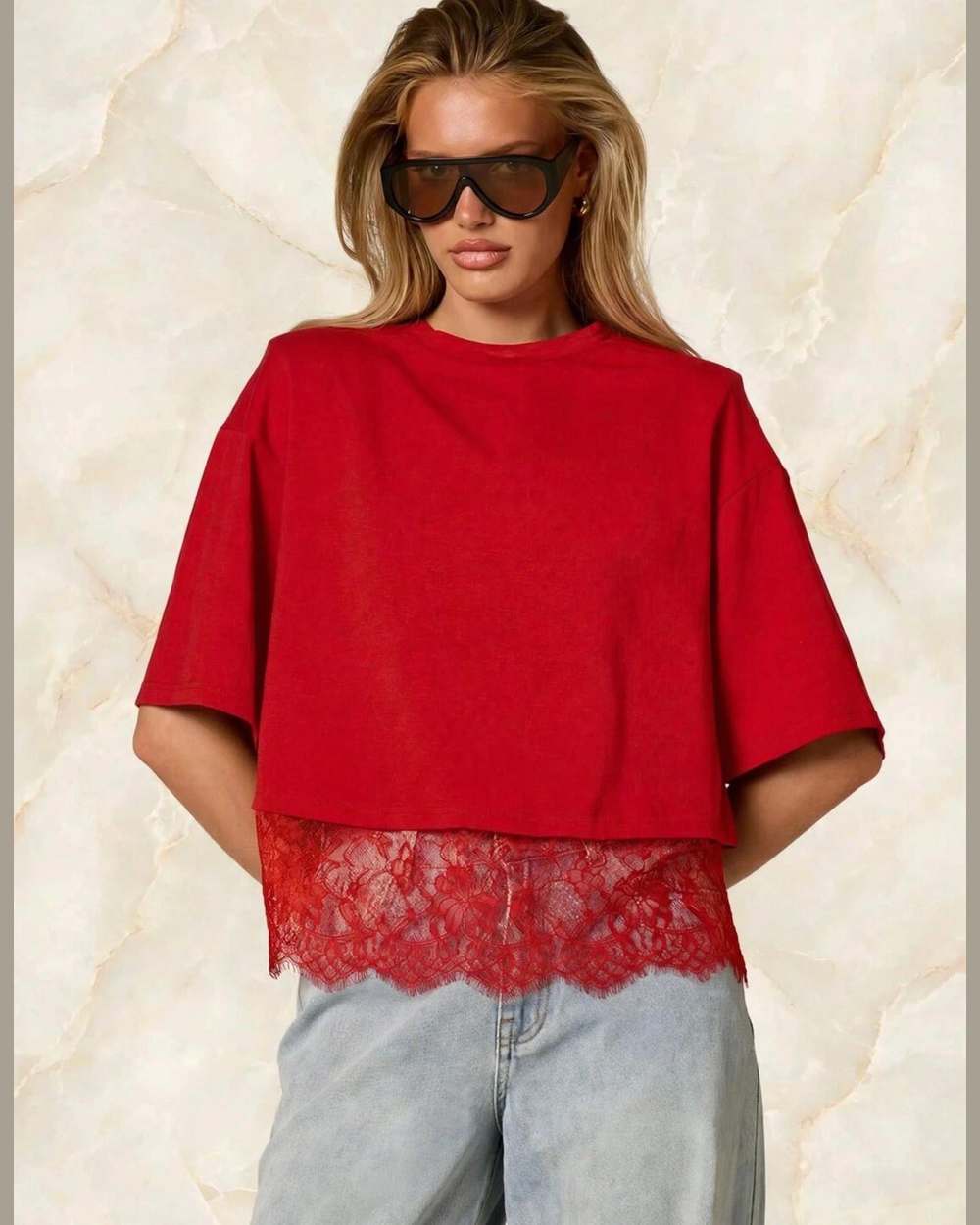 Modelo con blusa roja corta de encaje