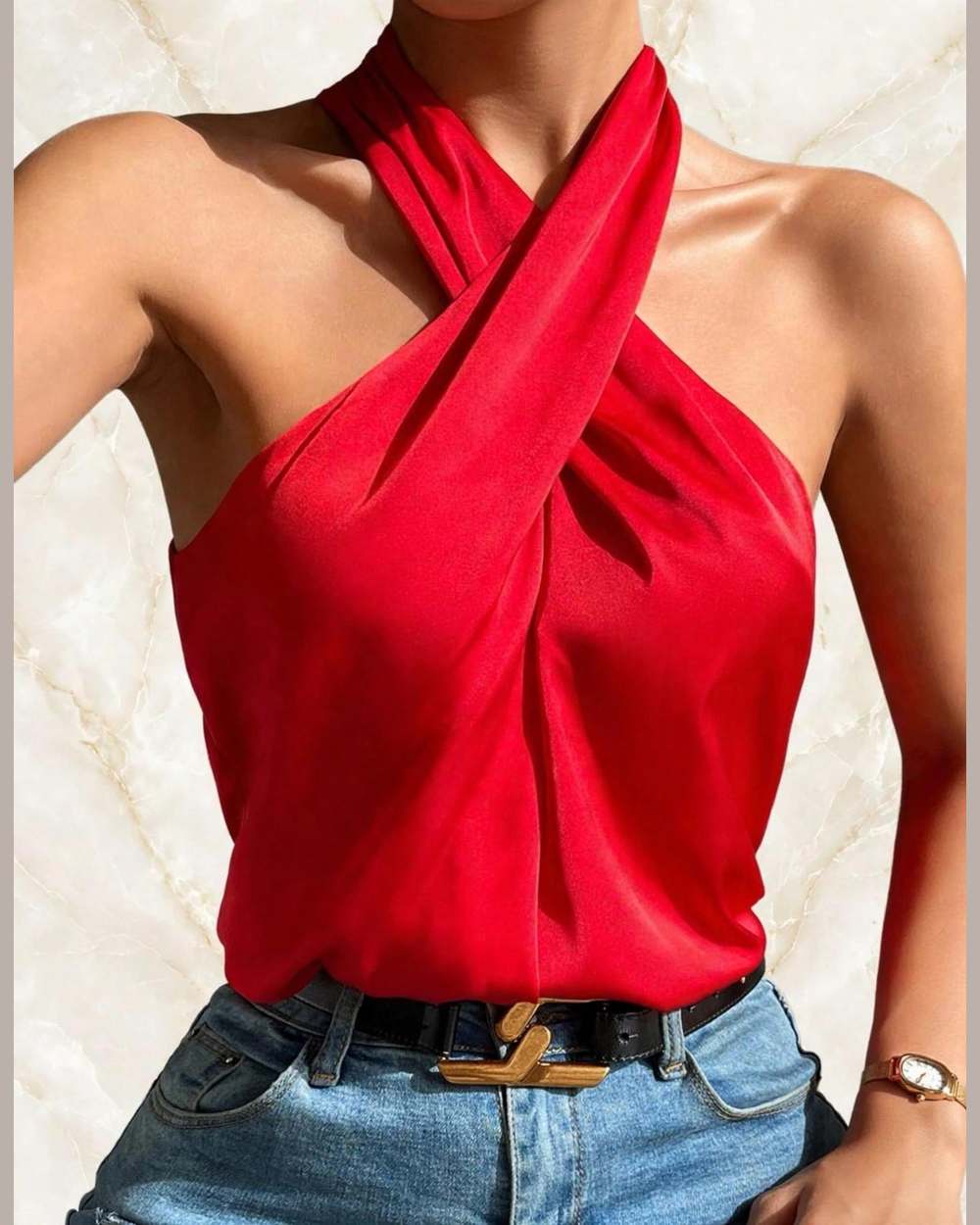 Modelo con blusa roja de cuello halter cruzado