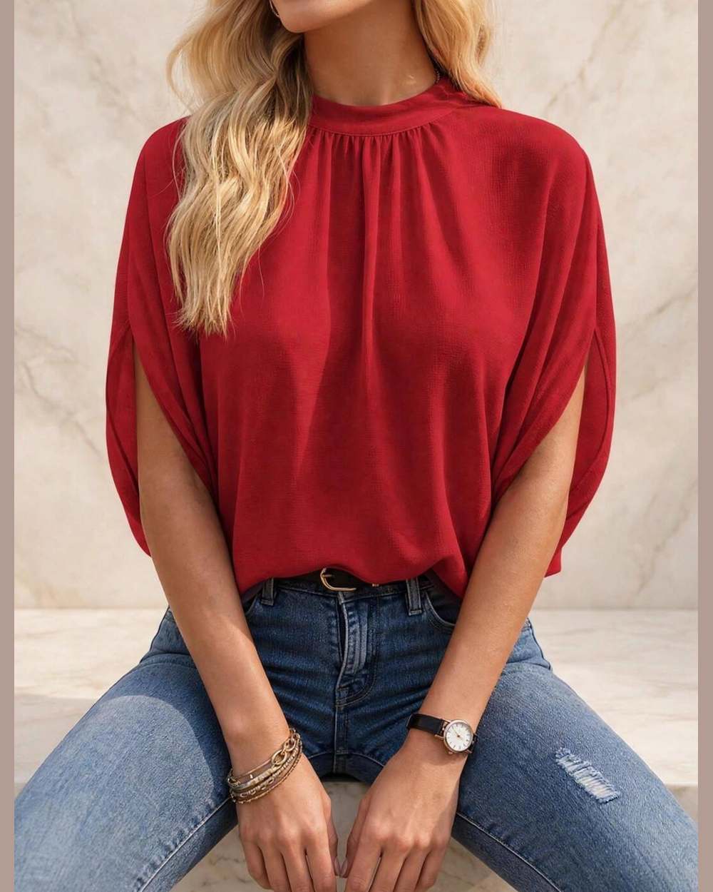 Modelo con blusa roja suelta de manga murciélago