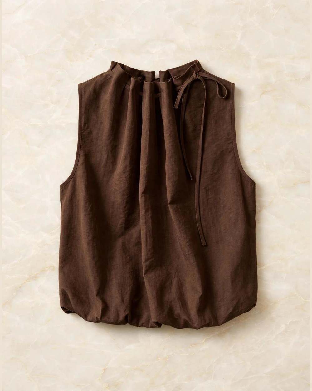 Blusa marrón sin mangas con cuello fruncido y lazo decorativo