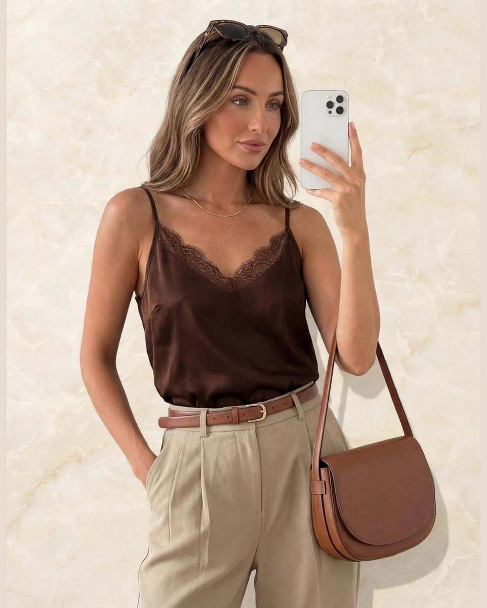 Blusa marrón de satén con tirantes finos y ribete de encaje en el escote