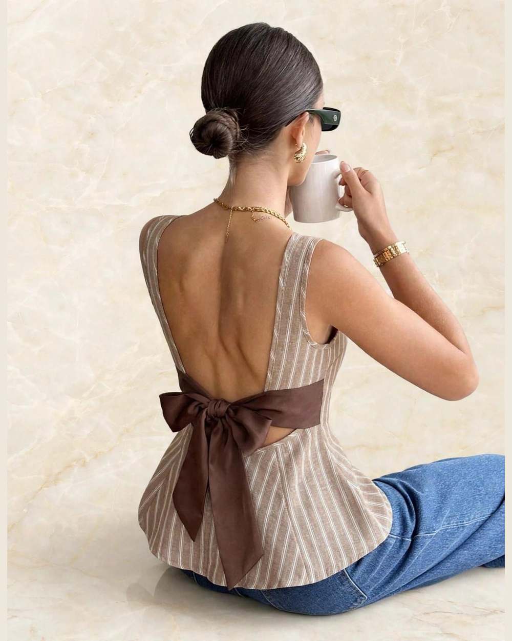 Blusa beige a rayas con lazo marrón en la espalda