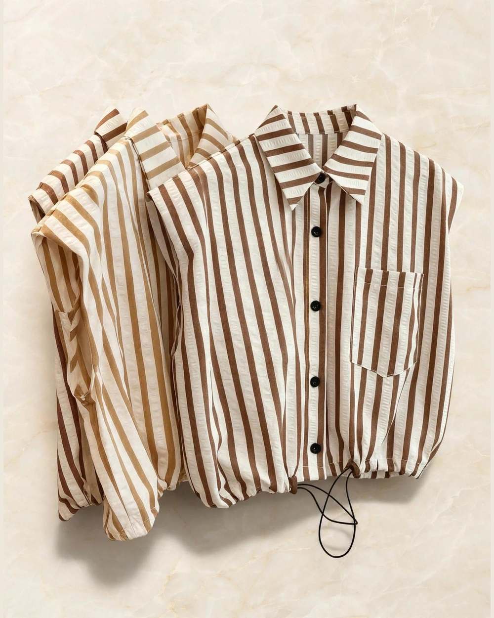 Blusa a rayas marrón y blanco sin mangas con botones