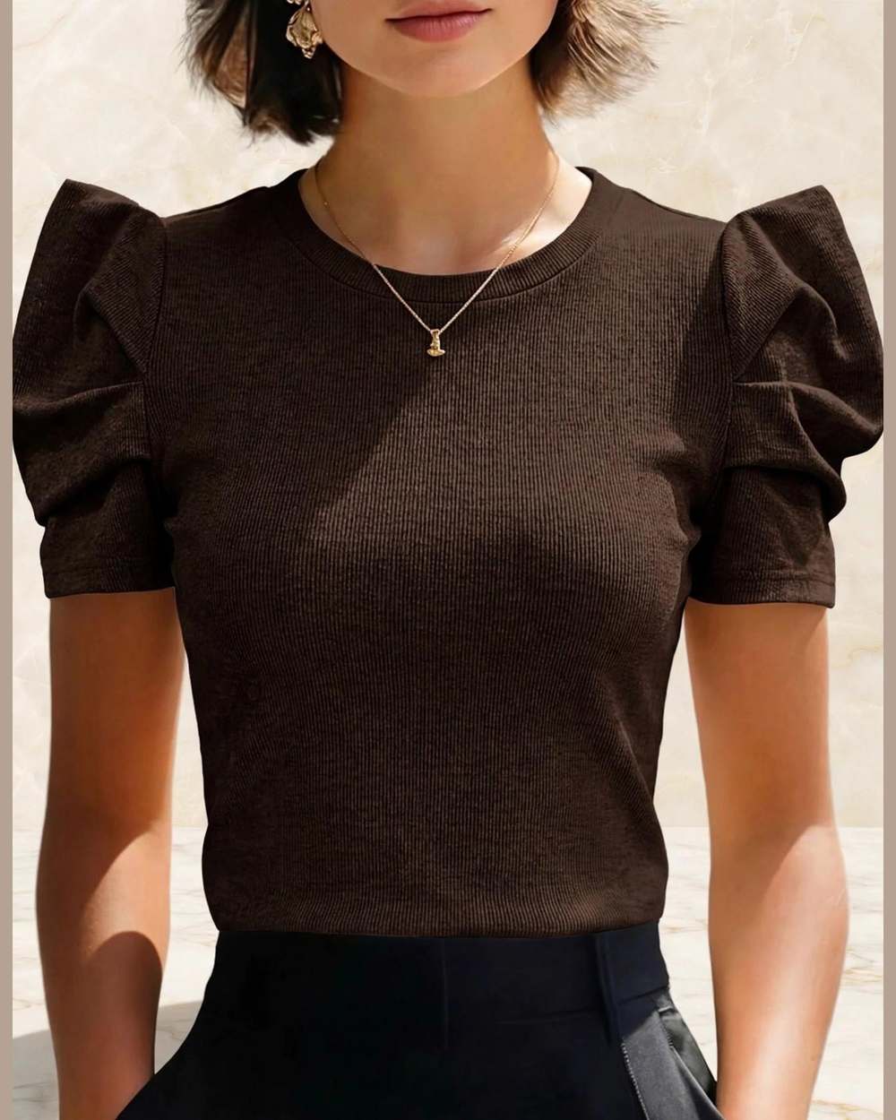 Blusa marrón de manga corta con hombros abullonados