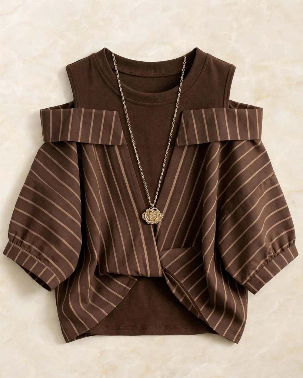 Blusa marrón a rayas con hombros descubiertos y diseño cruzado al frente