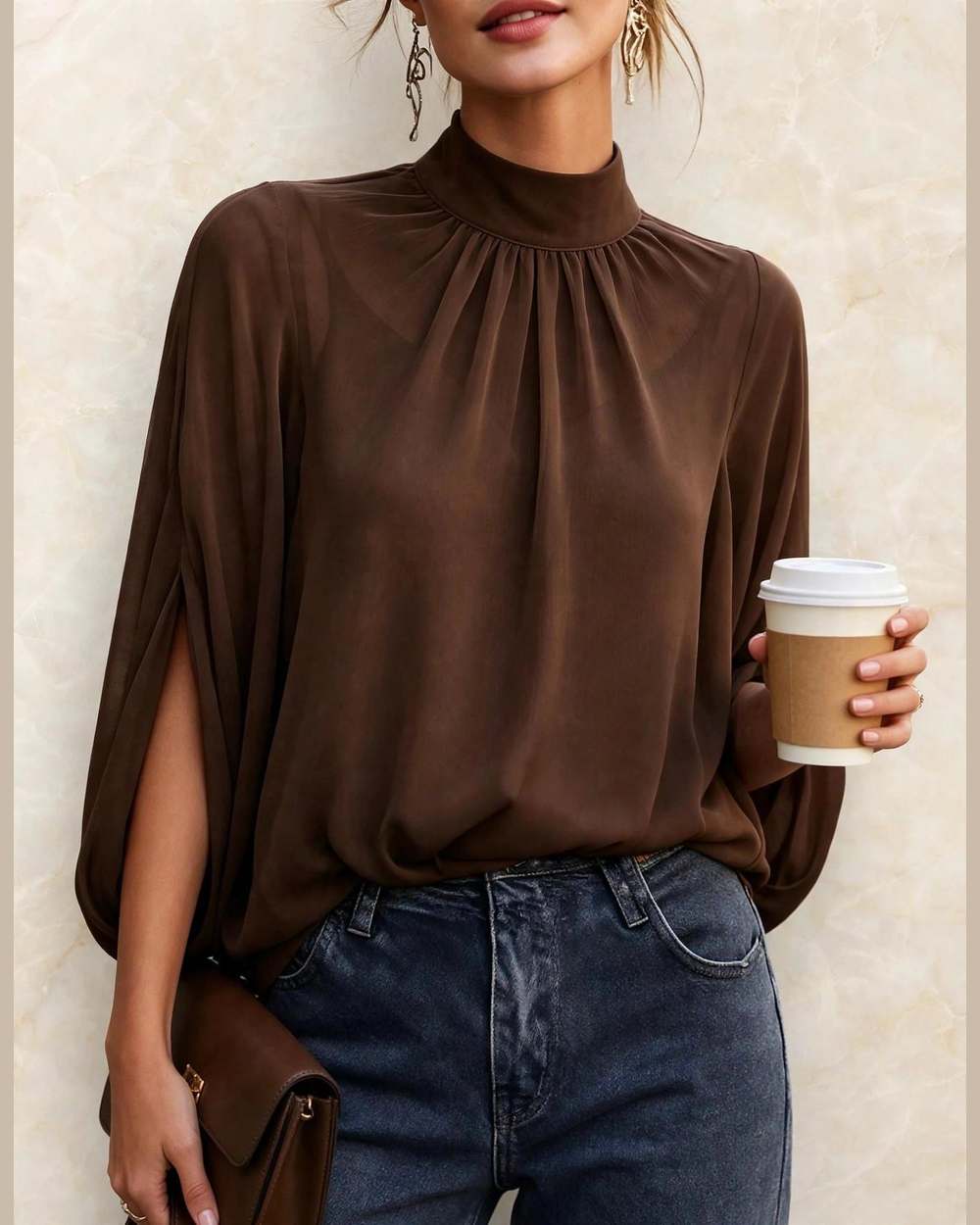 Blusa marrón de cuello alto con mangas murciélago abiertas en los laterales