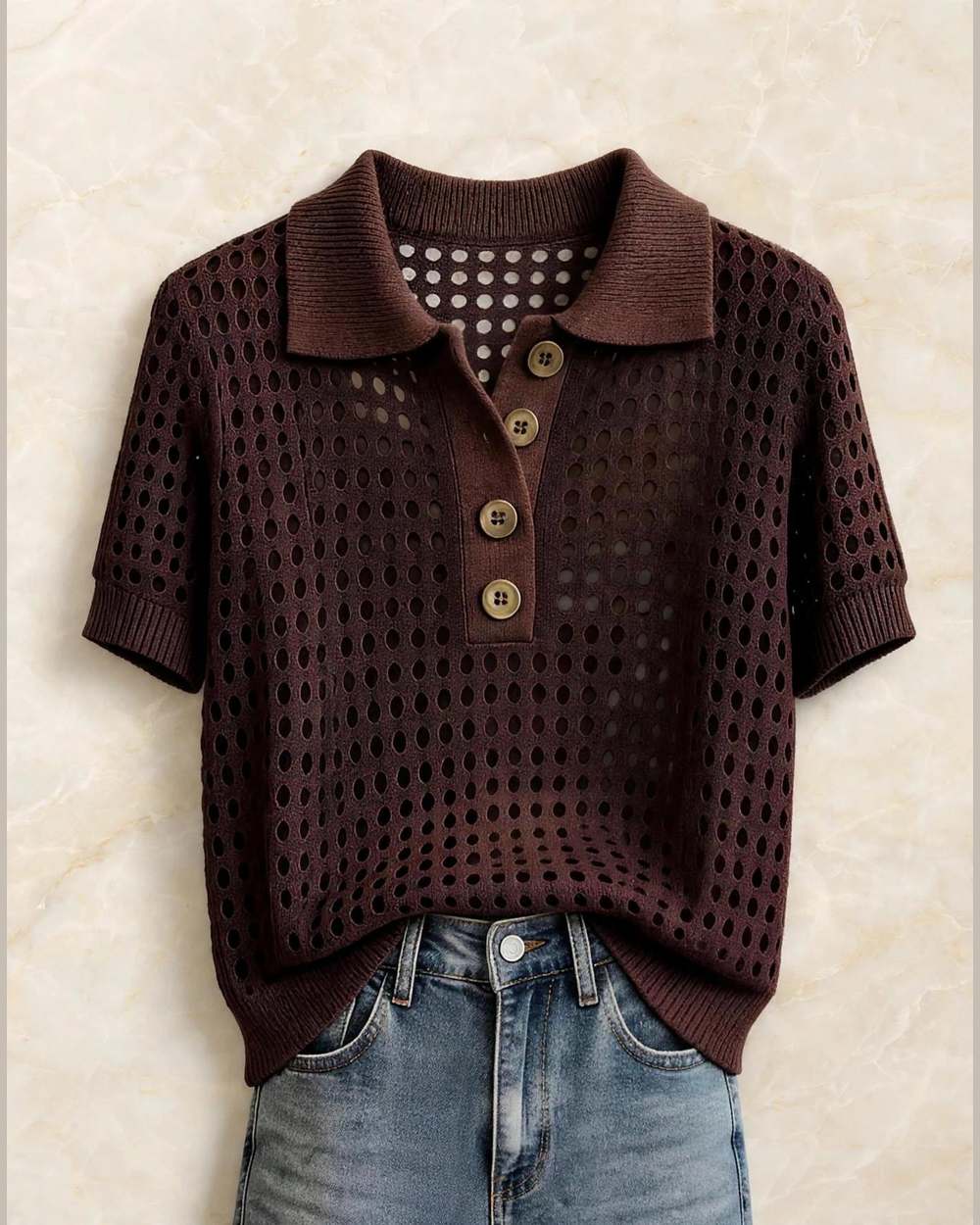 Blusa marrón de tejido calado tipo polo con cuello y botones dorados