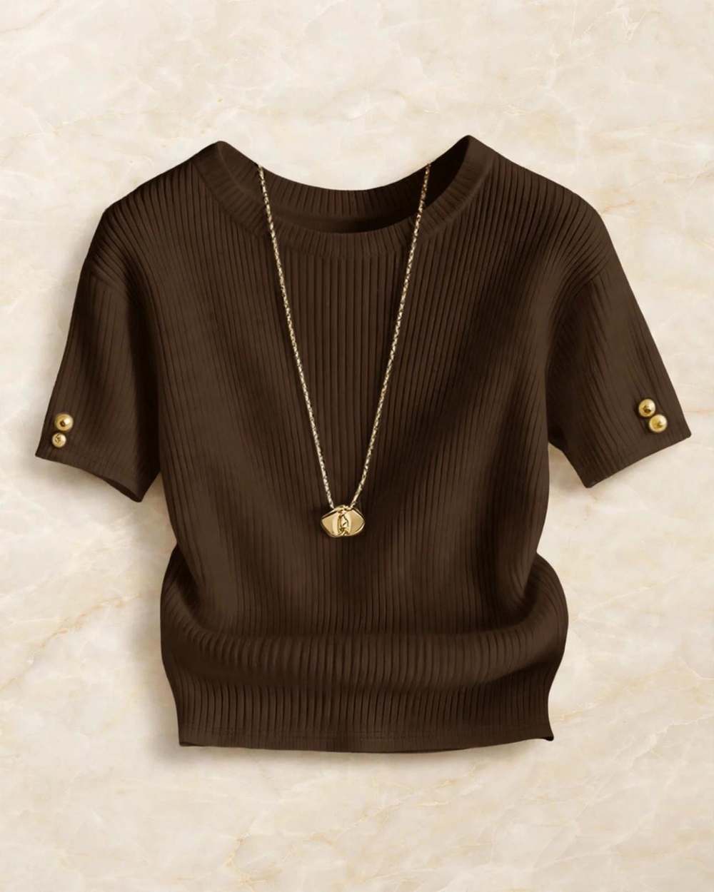 Blusa marrón de tejido acanalado con botones dorados en las mangas cortas