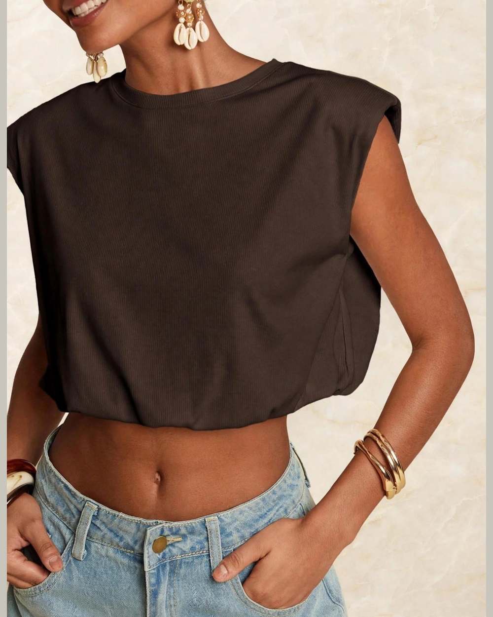 Blusa negra sin mangas tipo crop