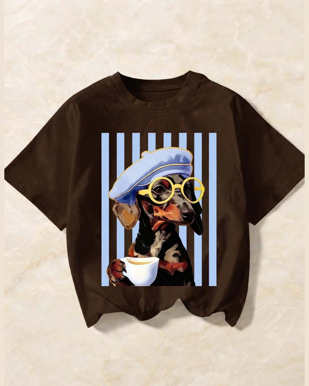 Camiseta marrón con estampado gráfico de perro dachshund con boina y gafas