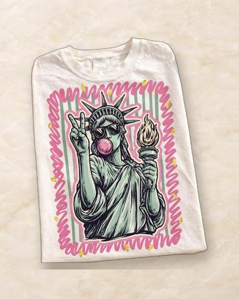 Franela blanca con estampado de la Estatua de la Libertad y texto NEW YORK., aislado sobre mármol marfil