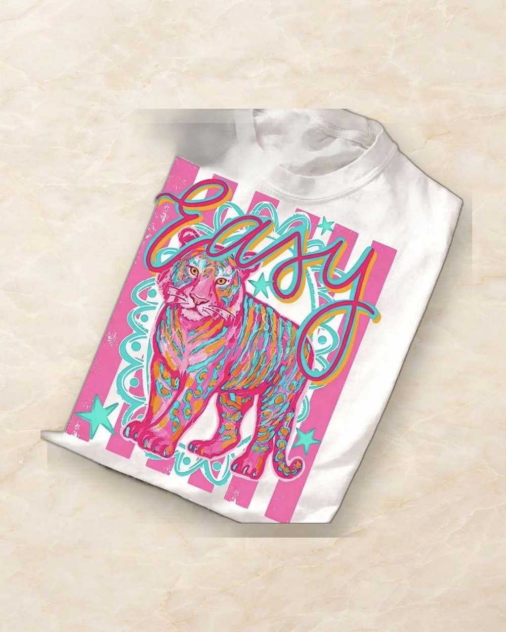 Franela blanca con estampado grafico de tigre., aislado sobre mármol marfil