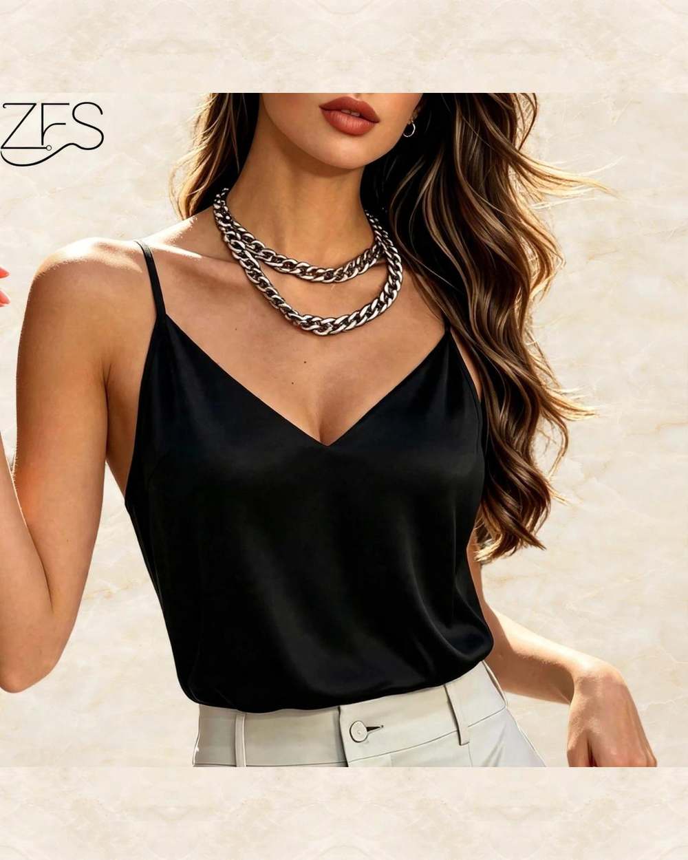Blusa negra satinada de tirantes finos., aislado sobre mármol marfil