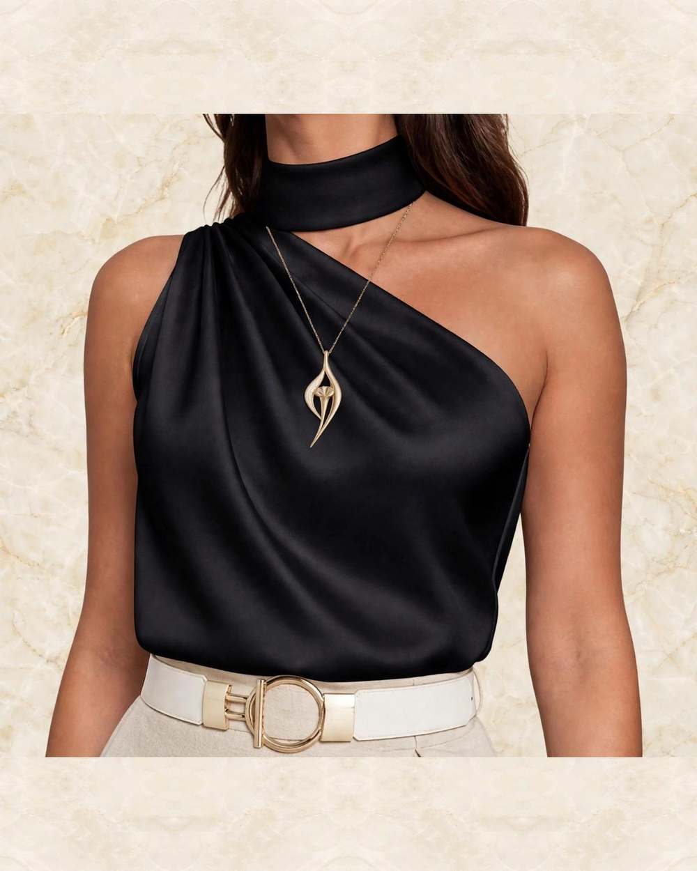 Blusa negra satinada de un solo hombro., aislado sobre mármol marfil