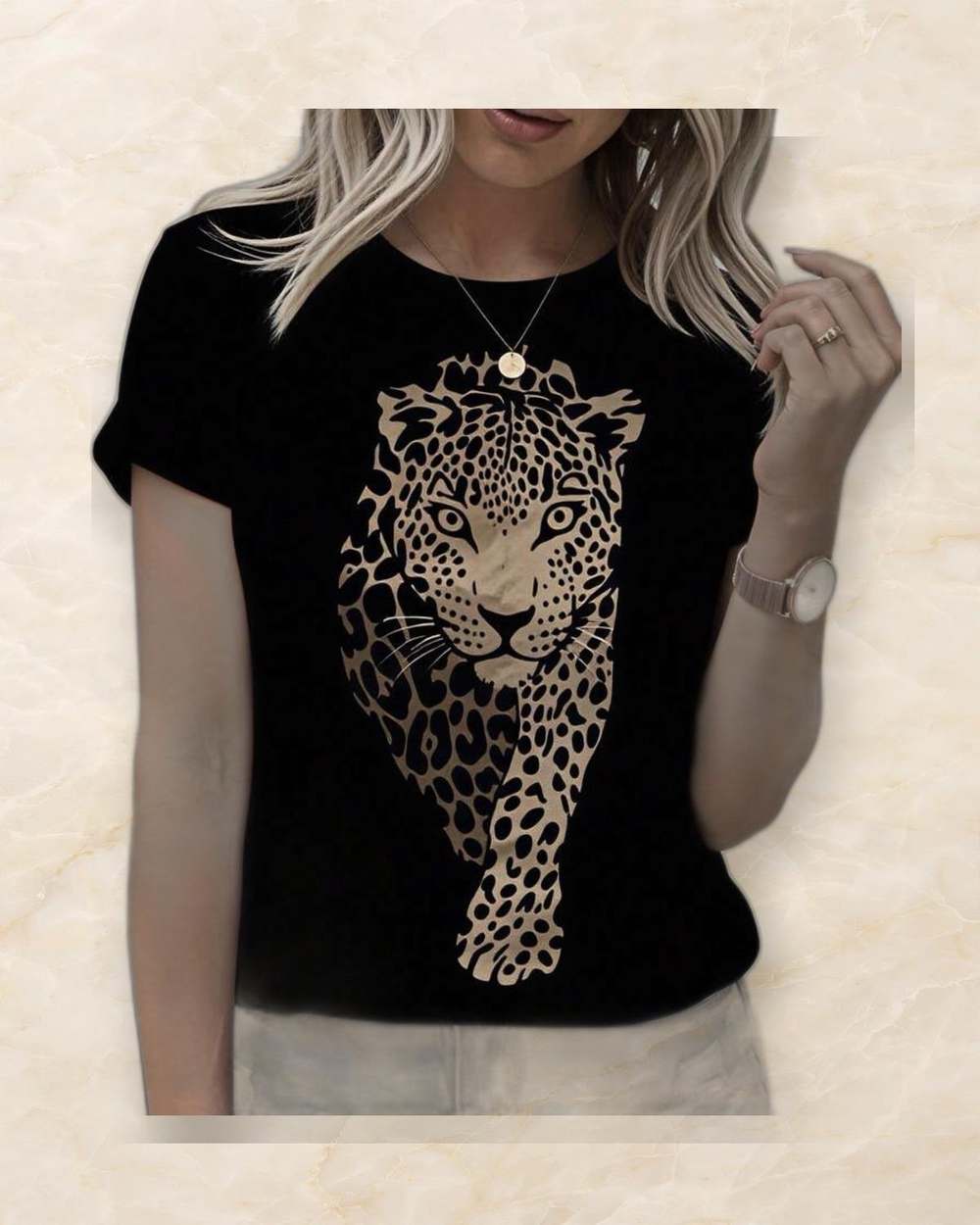 Franela negra con estampado de leopardo., aislado sobre mármol marfil