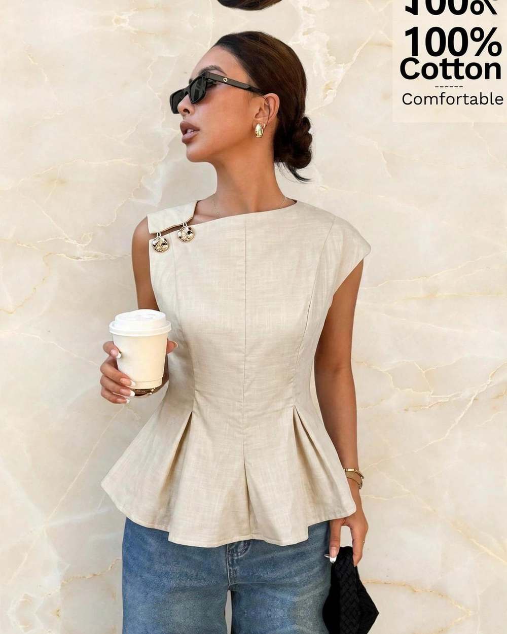 Blusa beige peplum boton dorado, aislado sobre mármol marfil