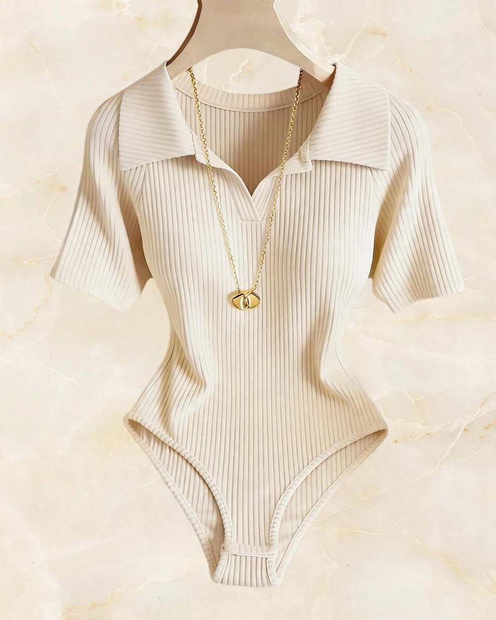 Body beige polo cuello, aislado sobre mármol marfil
