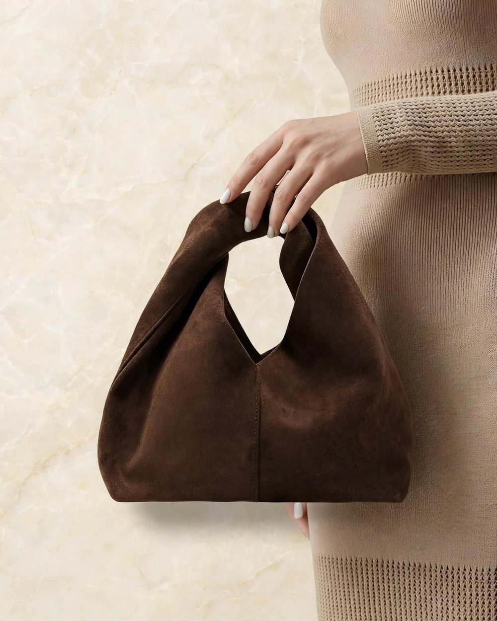 Cartera marrón de gamuza con asas anudadas estilo hobo
