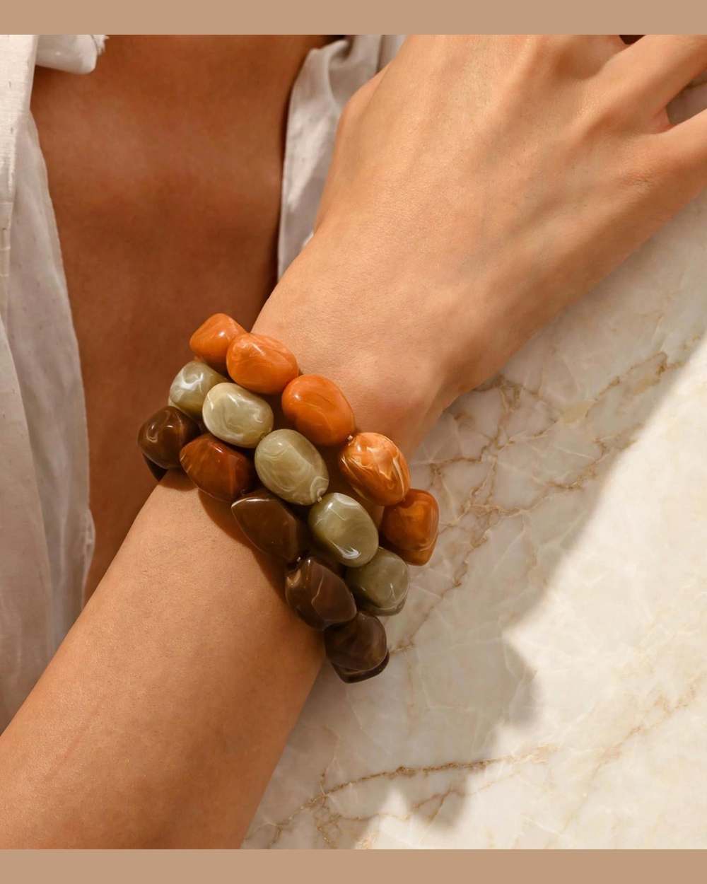 Pulseras elásticas de cuentas ovaladas en tonos terracota, marrón y verde oliva