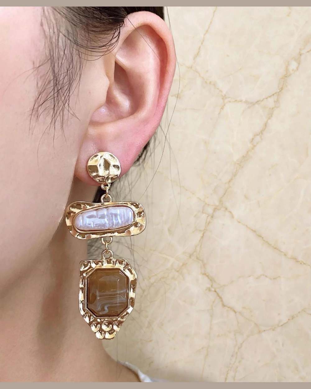 Zarcillos largos dorados con perla blanca y piedra marrón estilo vintage