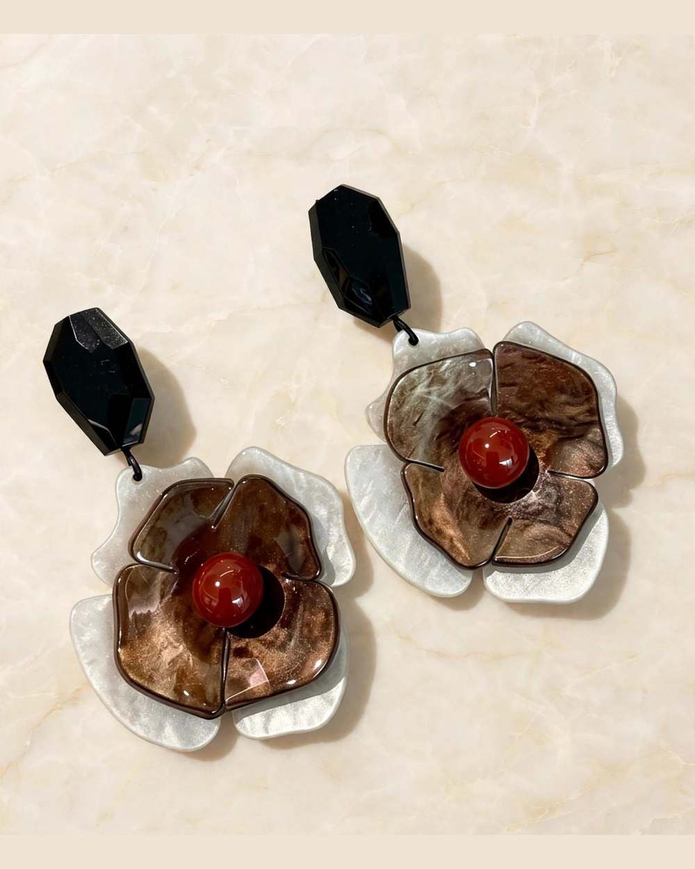 Zarcillos grandes con forma de flor en nácar blanco, marrón y centro rojo