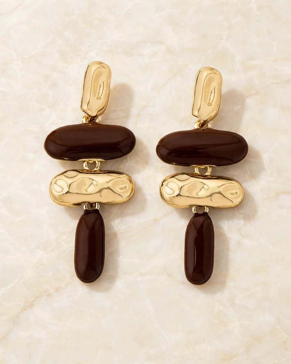 Zarcillos colgantes dorados y marrones de piedras apiladas