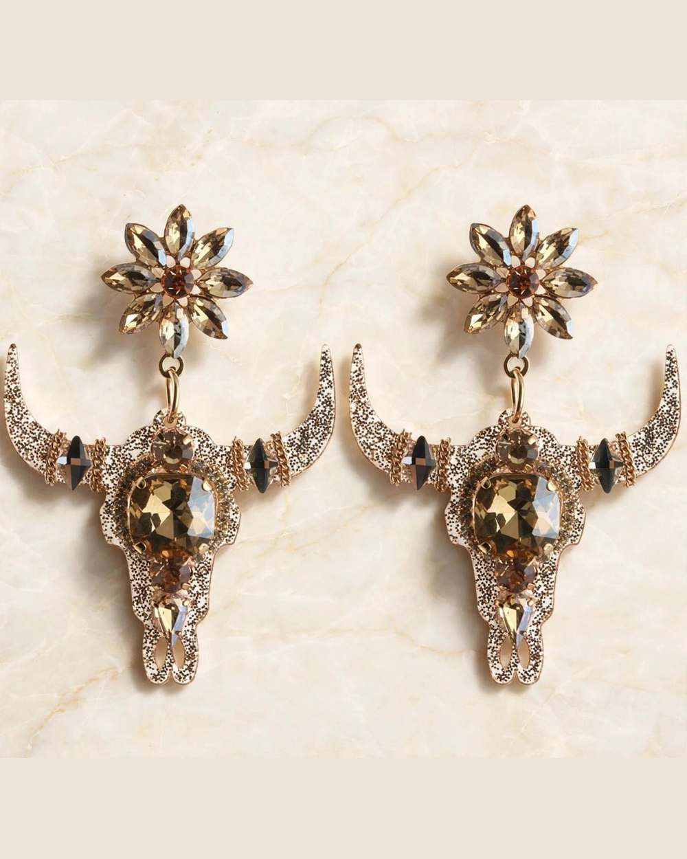 Par de zarcillos con forma de calavera de toro con cristales marrón ahumado