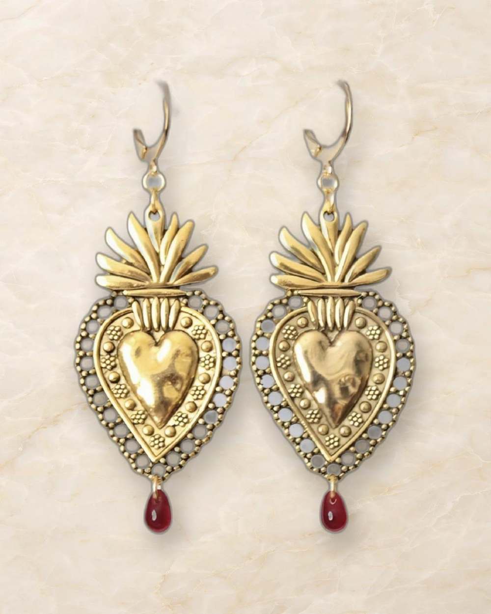 Zarcillos dorados con corazón sagrado y gota roja colgante