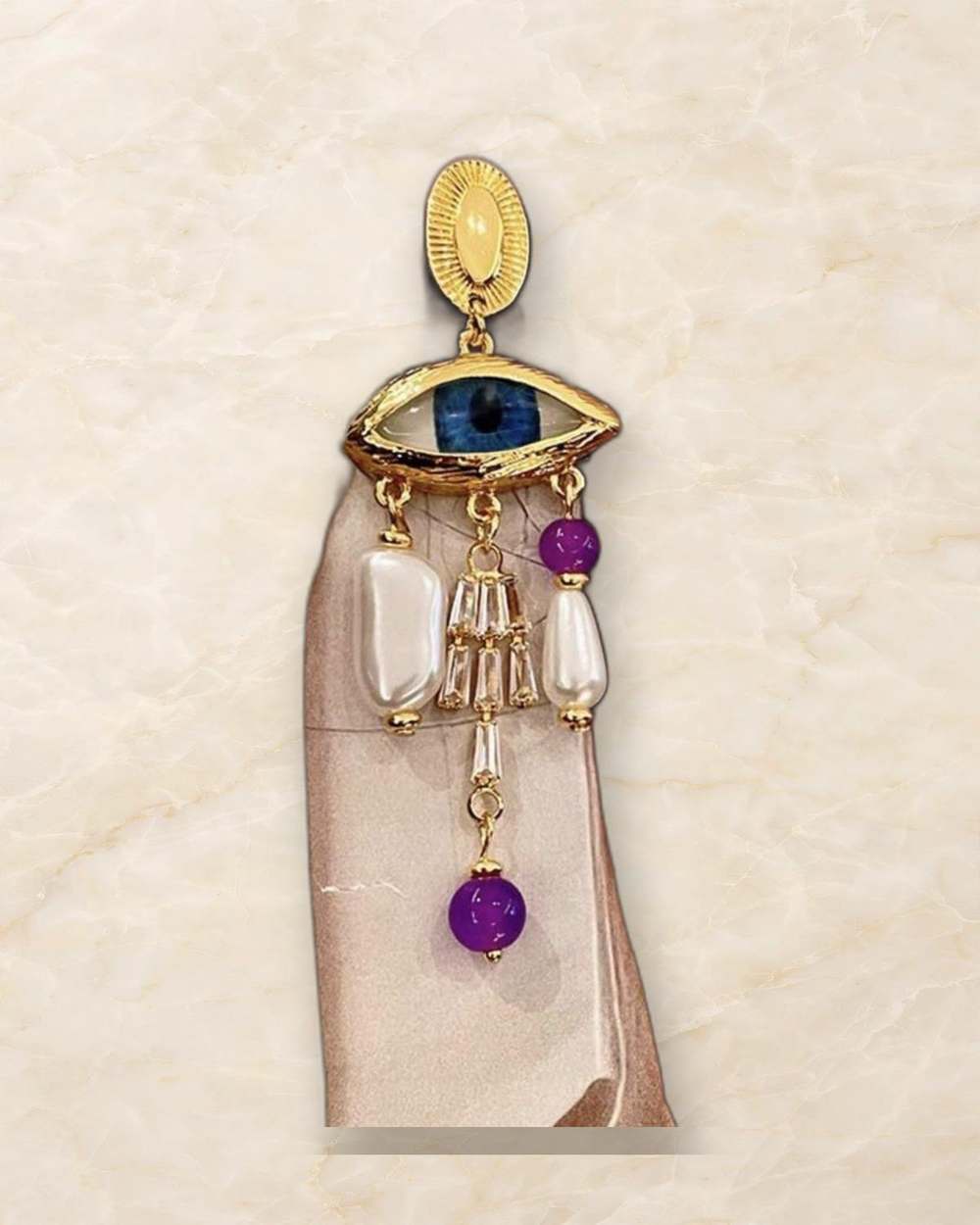 Zarcillo dorado con ojo turco, perla y cuenta morada