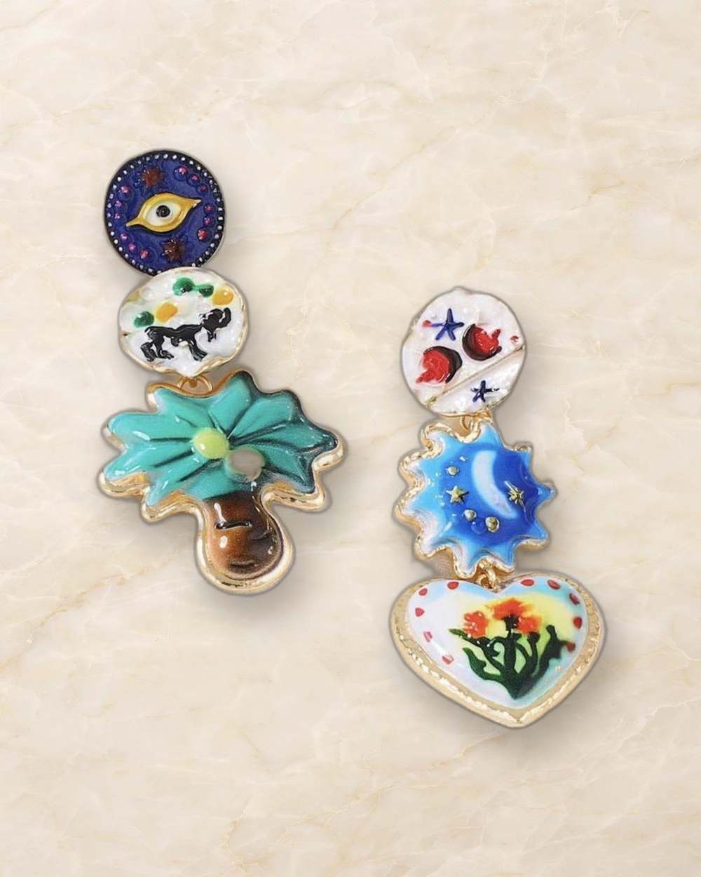 Zarcillos colgantes asimétricos multicolor: ojo turco y palmera turquesa; sol azul y corazón pintado