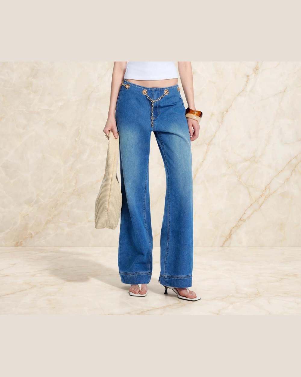 Jean ancho azul con cadena dorada decorativa en la cintura