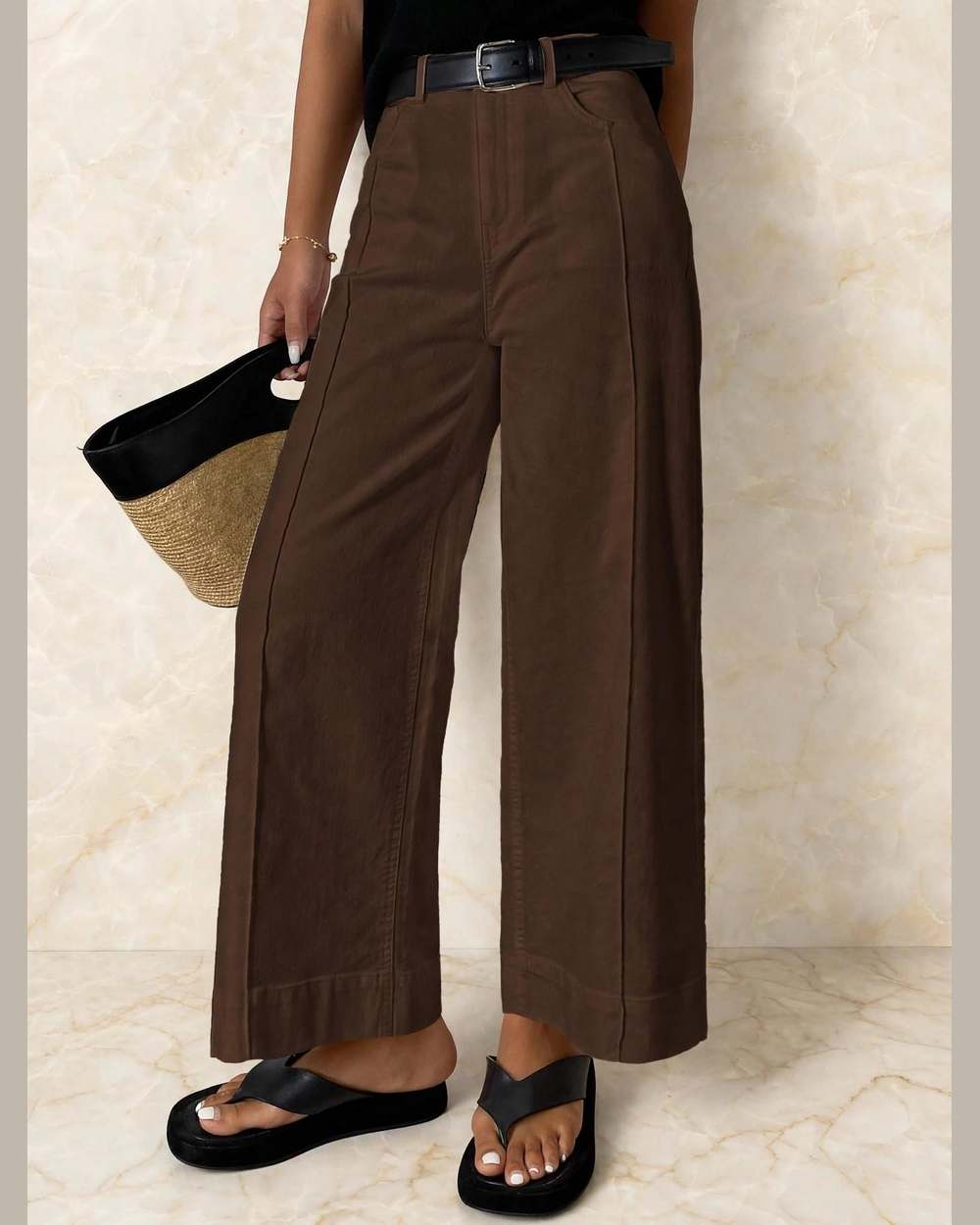 Pantalón ancho marrón chocolate de tela con costuras tipo pinza